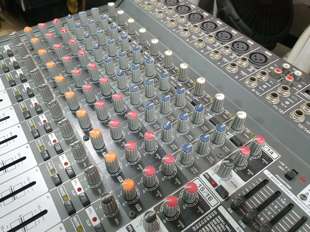 베링거(Behringer)의 EUROPOWER PMP3000 파워드 믹서 이미지