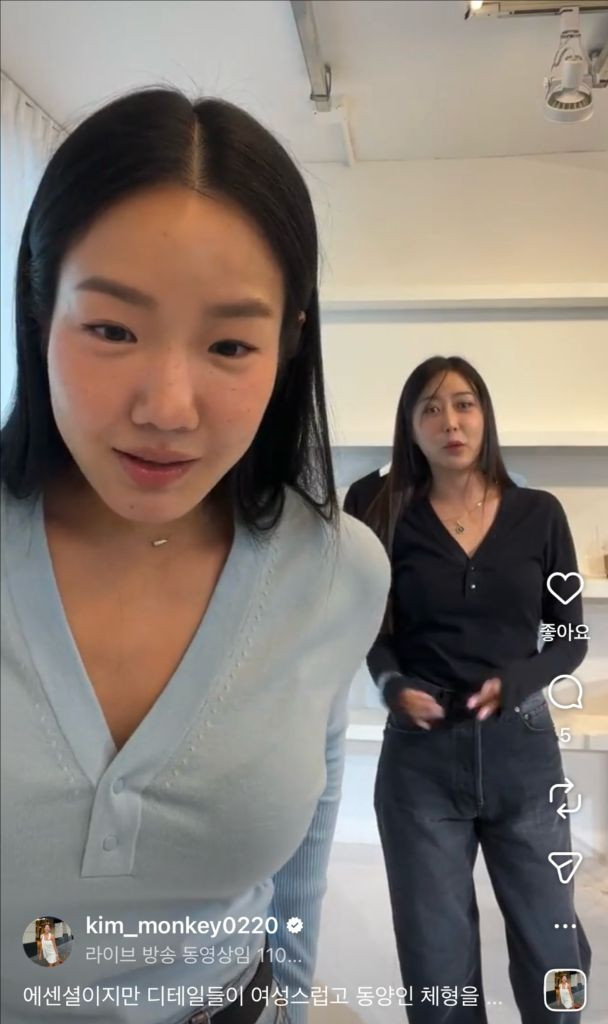 (새상품) 매니모어몽 에센셜 브이 니트탑 (블루) 이미지