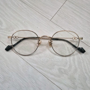 젠틀몬스터 안경 이미지