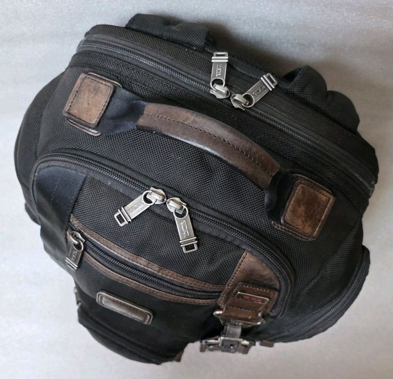 투미 TUMI 킹스빌 디럭스 백팩 히코리 22382HKH 노트북백팩 이미지