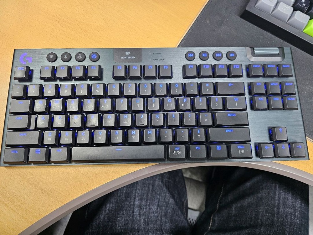 로지텍 g913 tkl 리니어 적축 무선키보드 이미지