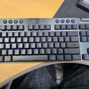 로지텍 g913 tkl 리니어 적축 무선키보드 이미지