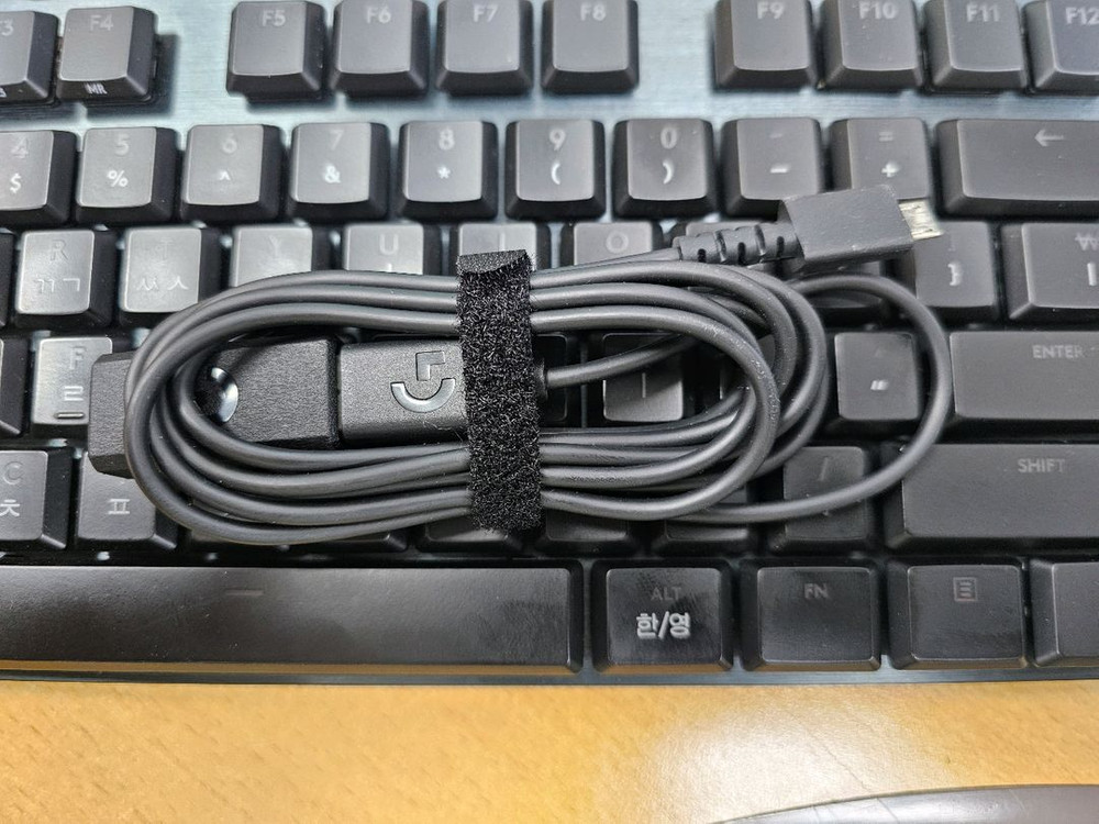 로지텍 g913 tkl 리니어 적축 무선키보드 이미지