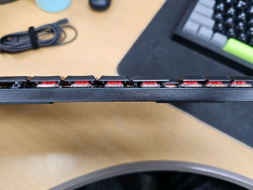 로지텍 g913 tkl 리니어 적축 무선키보드 이미지