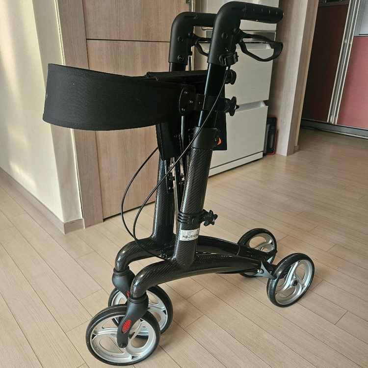 가볍고 튼튼한 고급 카본 성인용 보행기팝니다!!!(비싼제품) 이미지