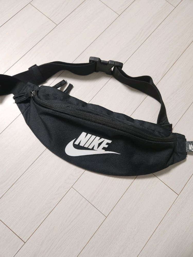 새상품급)나이키 헤리티지 웨이스트팩 크로스백40.5cm(가로) x 10cm(폭) x 15cm(세로)여러 중고사이트에 이미지