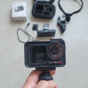 DJI 오즈모 액션5프로 스탠더드 콤보 + 기타 악세사리 포함 49만원 이미지