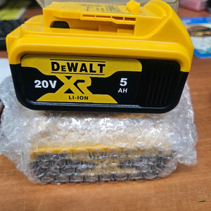 디월트 20V MAX XR 5Ah 배터리 두개 이미지