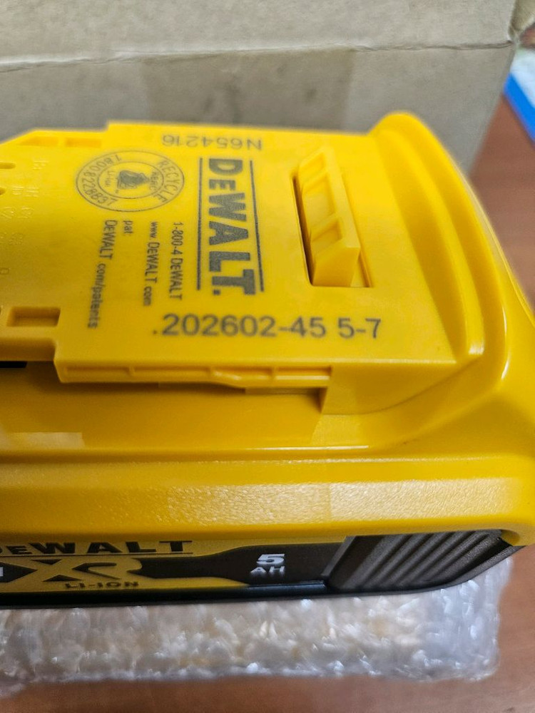 디월트 20V MAX XR 5Ah 배터리 두개 이미지