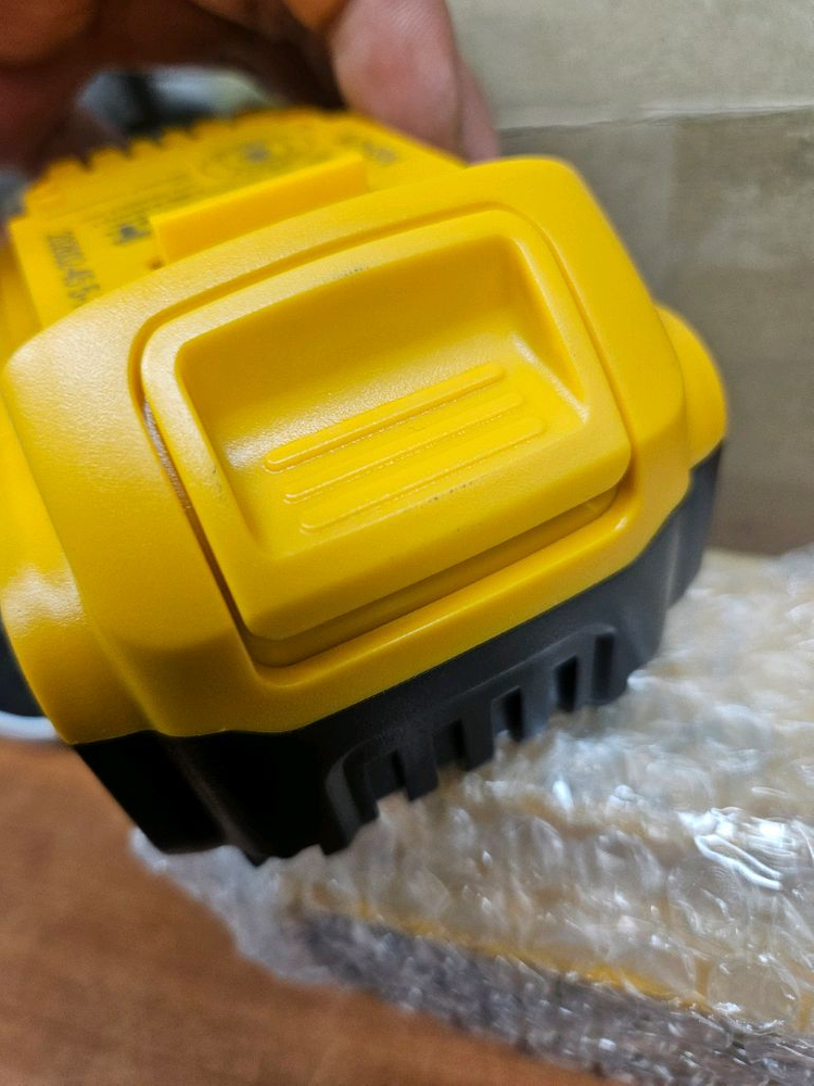 디월트 20V MAX XR 5Ah 배터리 두개 이미지