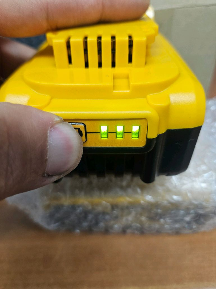 디월트 20V MAX XR 5Ah 배터리 두개 이미지