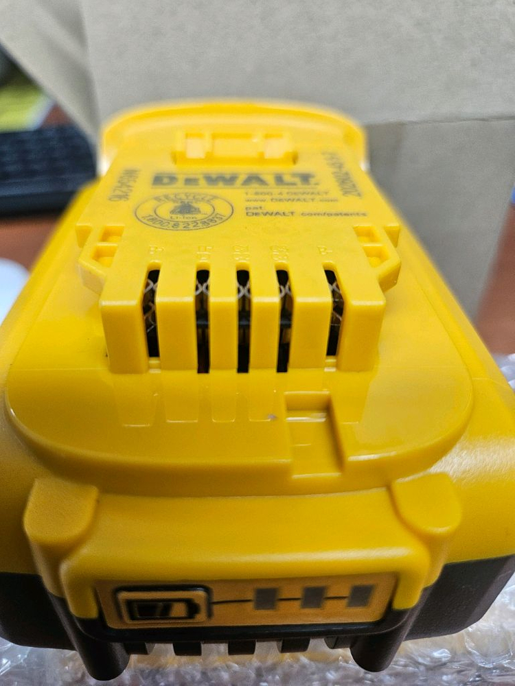 디월트 20V MAX XR 5Ah 배터리 두개 이미지