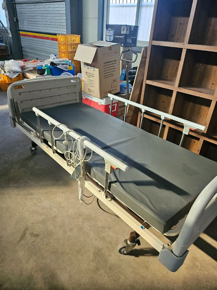 (상태 최상) 우성이엔지 3모터 전동 의료용 침대 (높낮이 조절 가능) 이미지