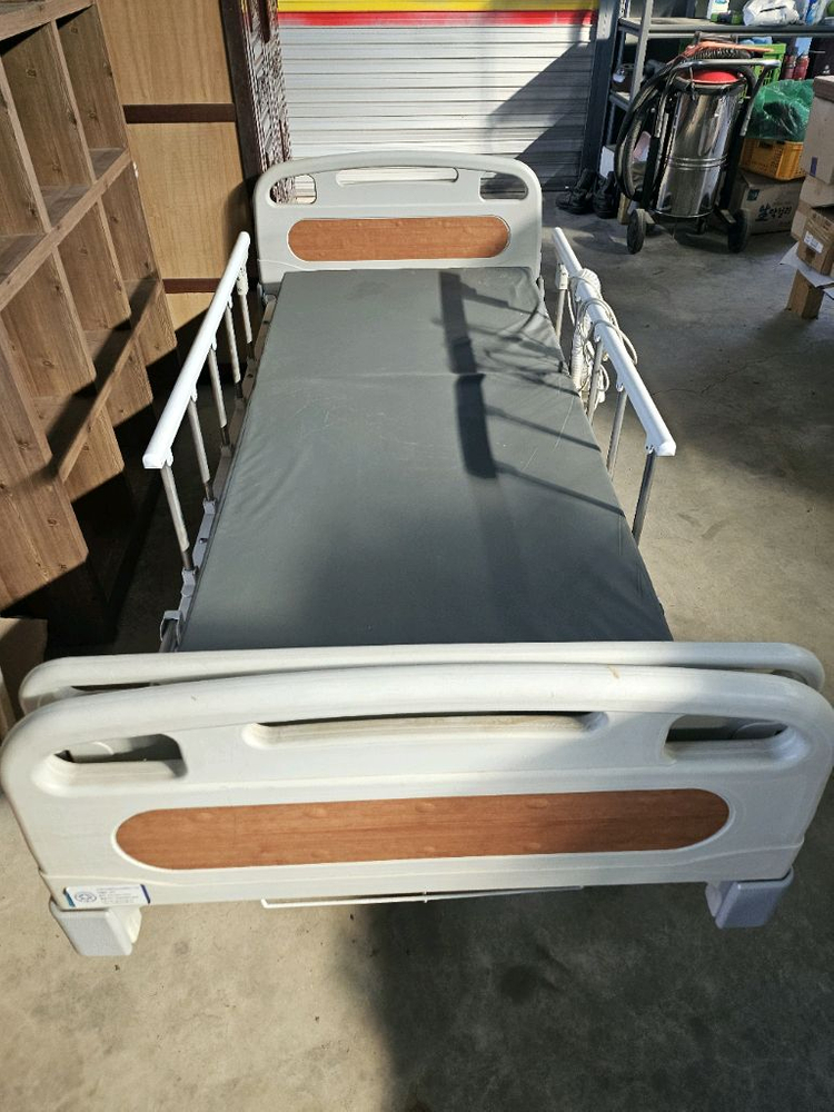 (상태 최상) 우성이엔지 3모터 전동 의료용 침대 (높낮이 조절 가능) 이미지