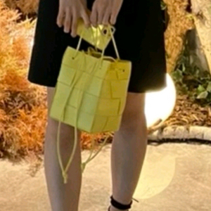 보테가베네타 버킷백/크로스백 스몰 새상품급 정품(감정O)구찌프라다루이비통디올고야드샤넬셀린느생로랑버버리발렌시아가가방 이미지