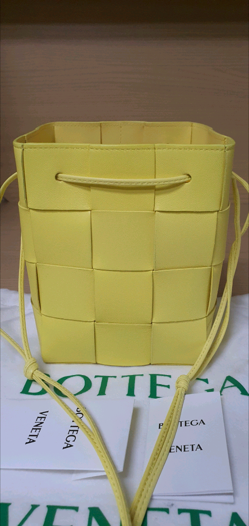 보테가베네타 버킷백/크로스백 스몰 새상품급 정품(감정O)구찌프라다루이비통디올고야드샤넬셀린느생로랑버버리발렌시아가가방 이미지