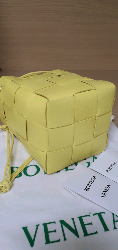 보테가베네타 버킷백/크로스백 스몰 새상품급 정품(감정O)구찌프라다루이비통디올고야드샤넬셀린느생로랑버버리발렌시아가가방 이미지