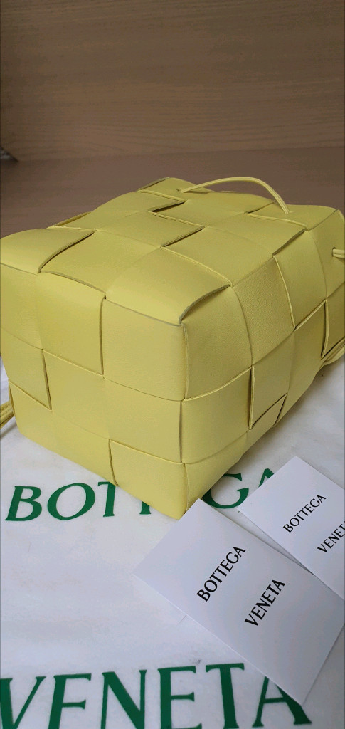 보테가베네타 버킷백/크로스백 스몰 새상품급 정품(감정O)구찌프라다루이비통디올고야드샤넬셀린느생로랑버버리발렌시아가가방 이미지