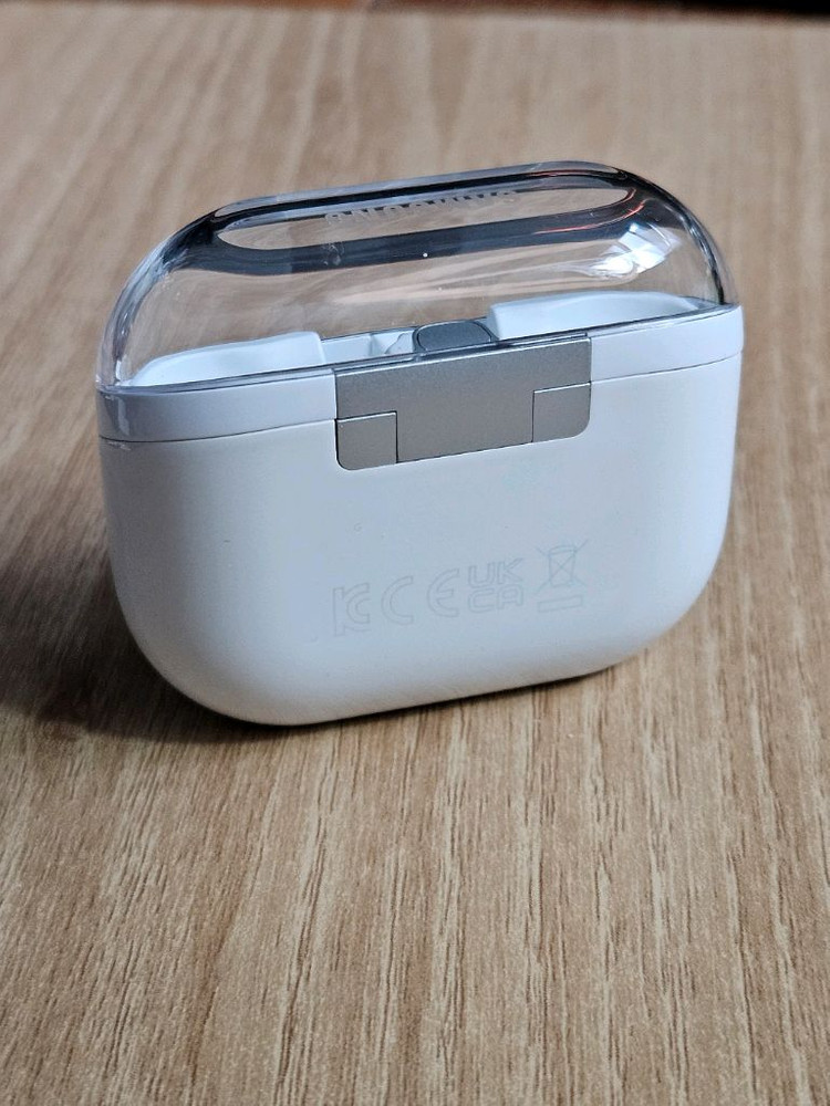 갤럭시 버즈3프로 화이트 충전본체 이미지