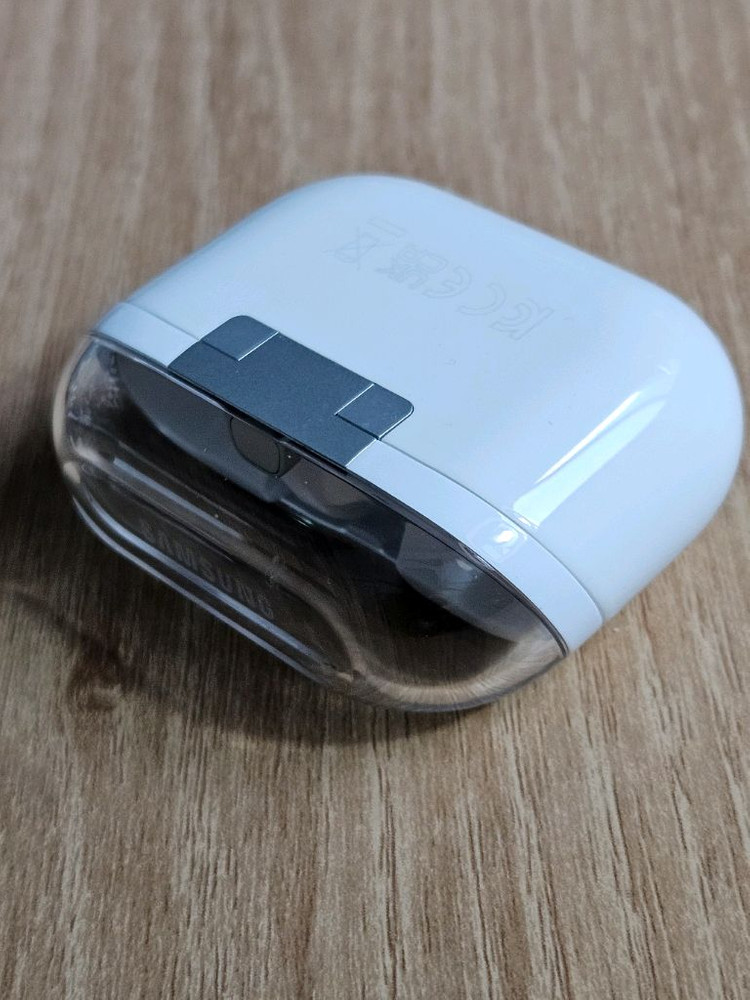 갤럭시 버즈3프로 화이트 충전본체 이미지