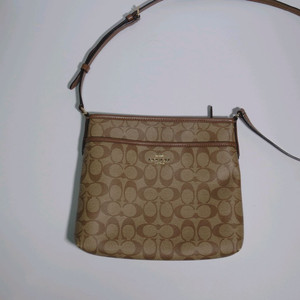 코치 시그니처 크로스백 브라운 이미지