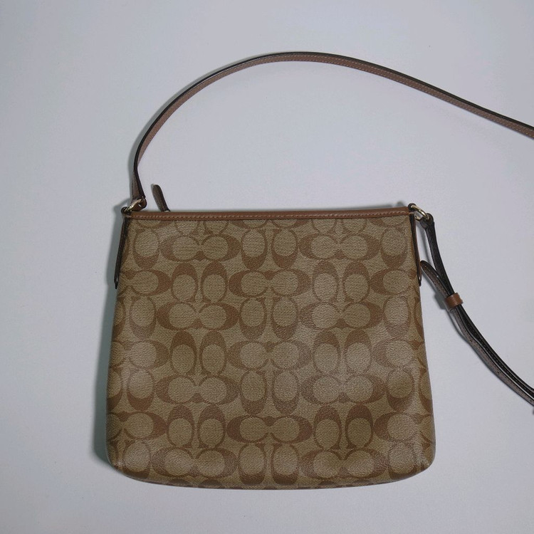 코치 시그니처 크로스백 브라운 이미지