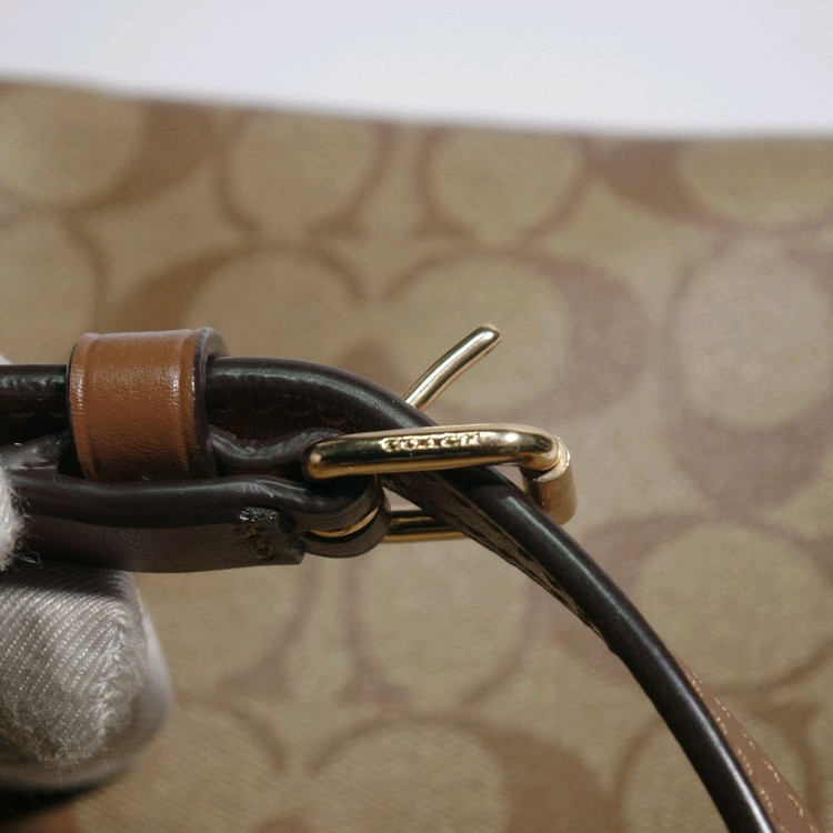 코치 시그니처 크로스백 브라운 이미지