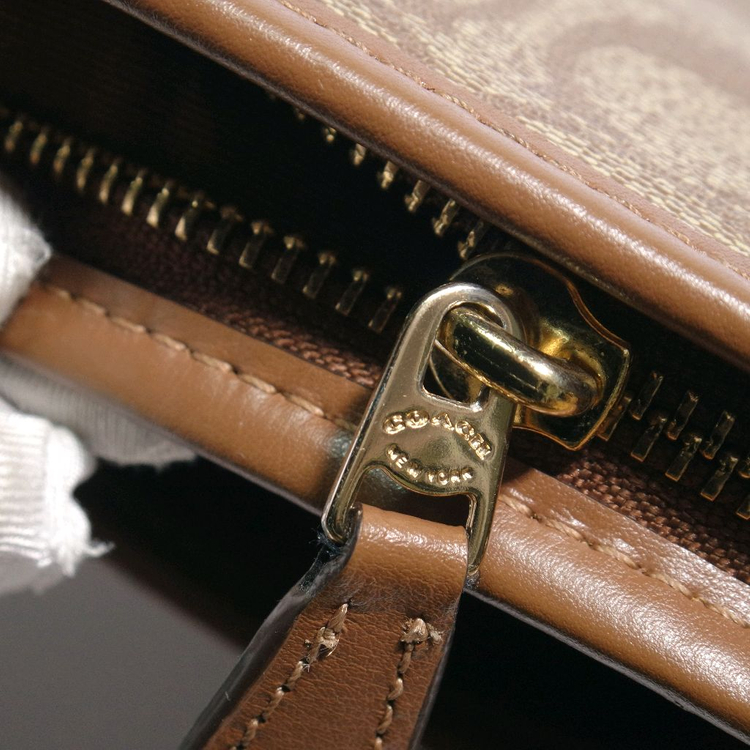 코치 시그니처 크로스백 브라운 이미지