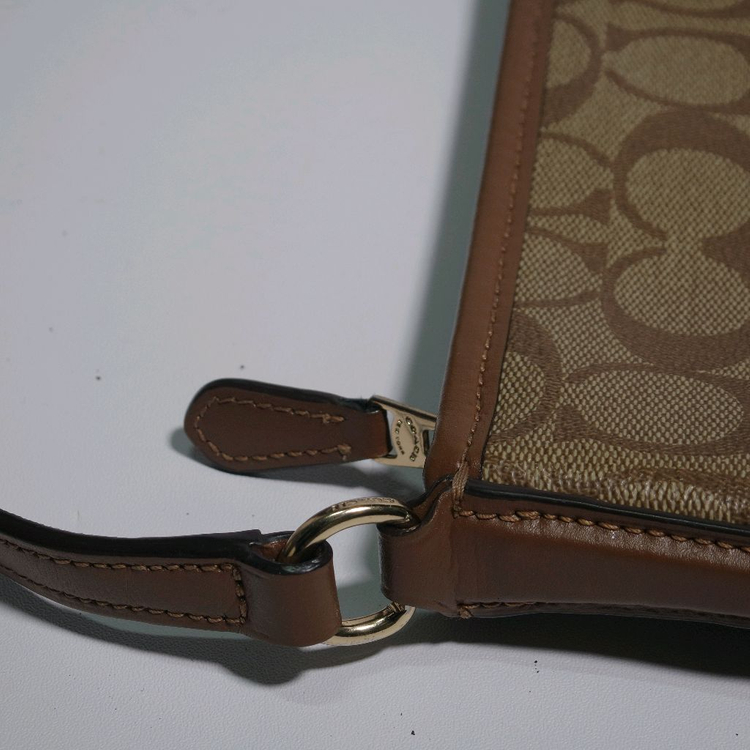 코치 시그니처 크로스백 브라운 이미지