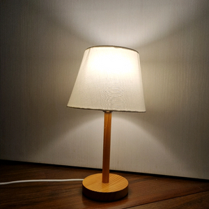 아뜨레 우드 스탠드 조명등 이미지