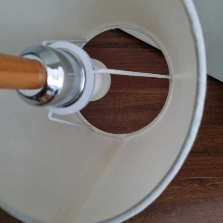 아뜨레 우드 스탠드 조명등 이미지