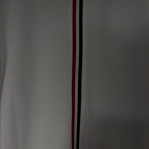 톰브라운 백삼선 스트라이프 카라티 이미지