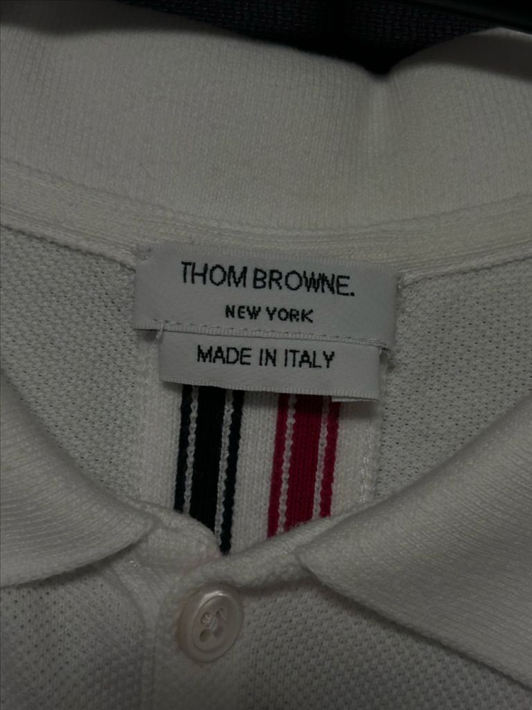 톰브라운 백삼선 스트라이프 카라티 이미지