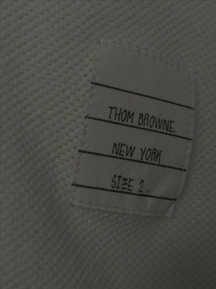 톰브라운 백삼선 스트라이프 카라티 이미지