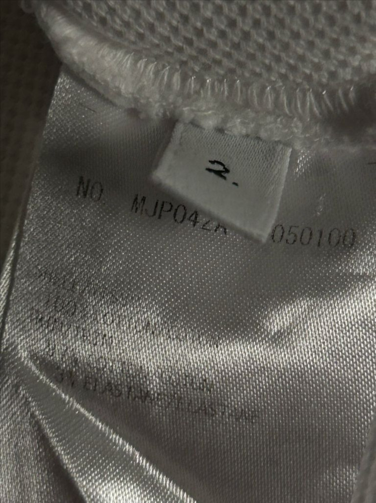 톰브라운 백삼선 스트라이프 카라티 이미지