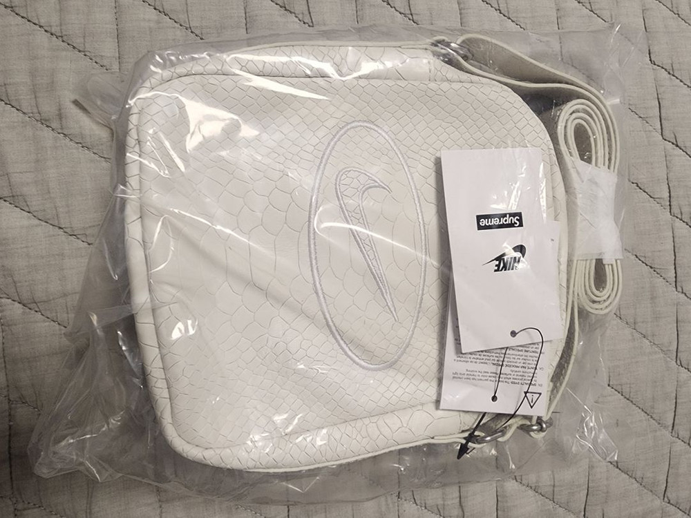 나이키 슈프림 크로스백 스네이크스킨 이미지