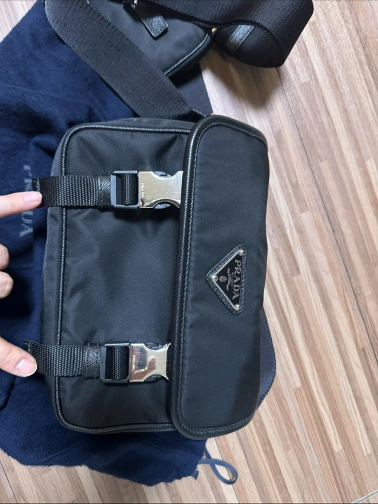프라다 리나일론 앤 사피아노 레더 숄더백 블랙 이미지
