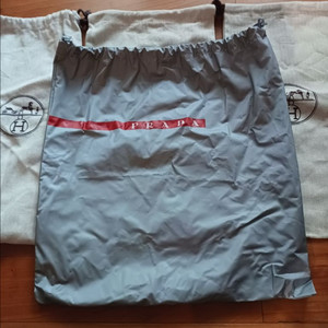 더스트백 프라다 루이비통 구찌 이미지