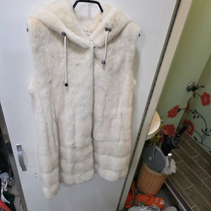 손정완 후드 밍크 베스트 이미지