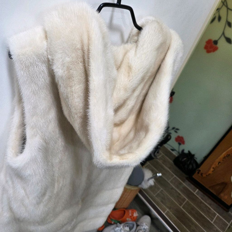 손정완 후드 밍크 베스트 이미지