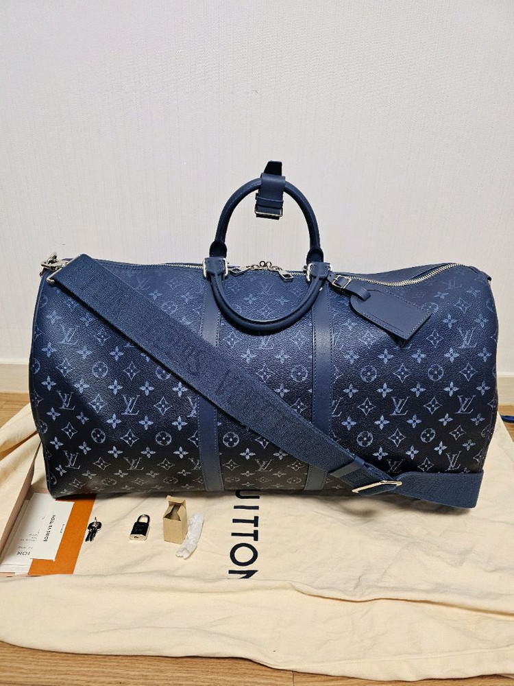 루이비통 퍼렐 한정판 그라데이션 키폴55 다크 블루 (새상품) 이미지