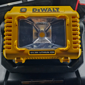 dcl077 디월트 충전 작업등 이미지