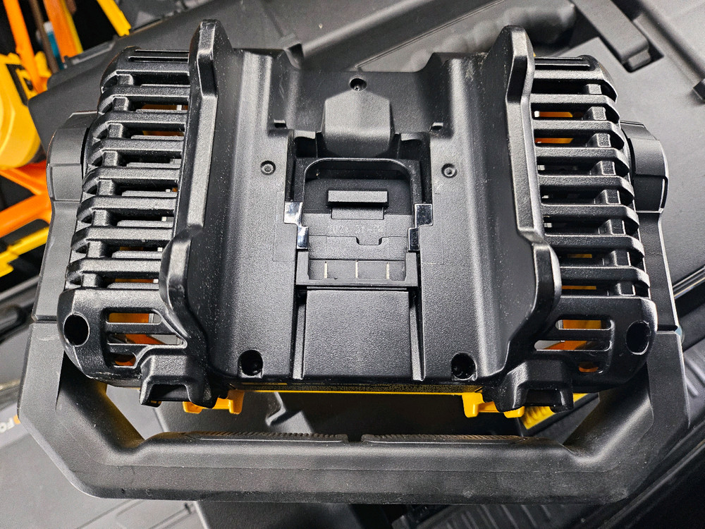 dcl077 디월트 충전 작업등 이미지