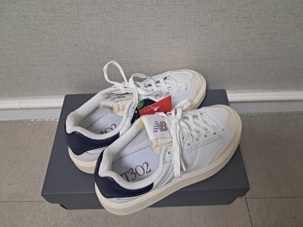 뉴발란스 아이유 운동화 새제품 이미지