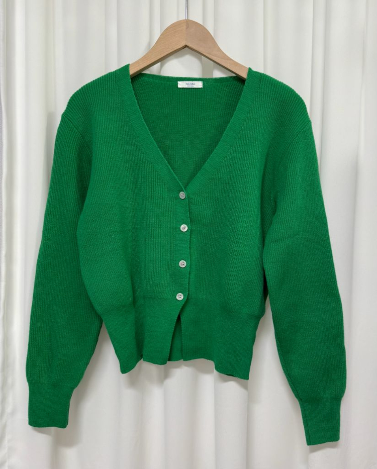 브이넥 그린 가디건 이미지