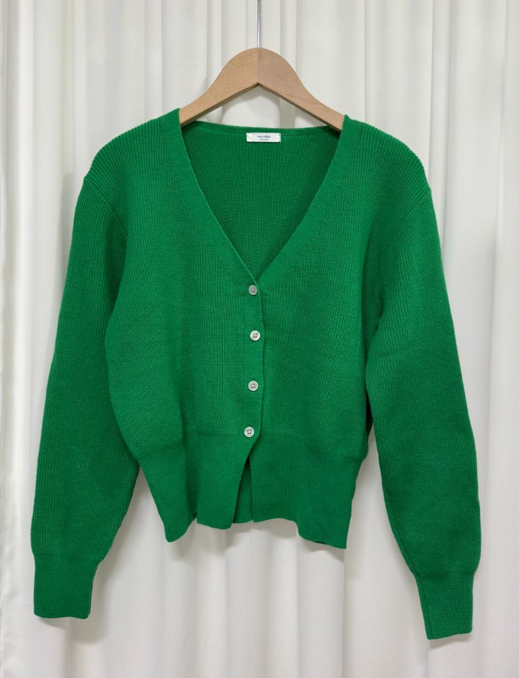 브이넥 그린 가디건 이미지