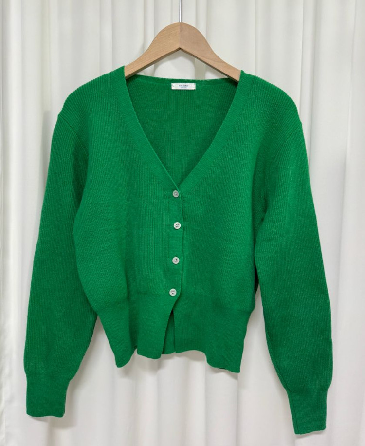 브이넥 그린 가디건 이미지