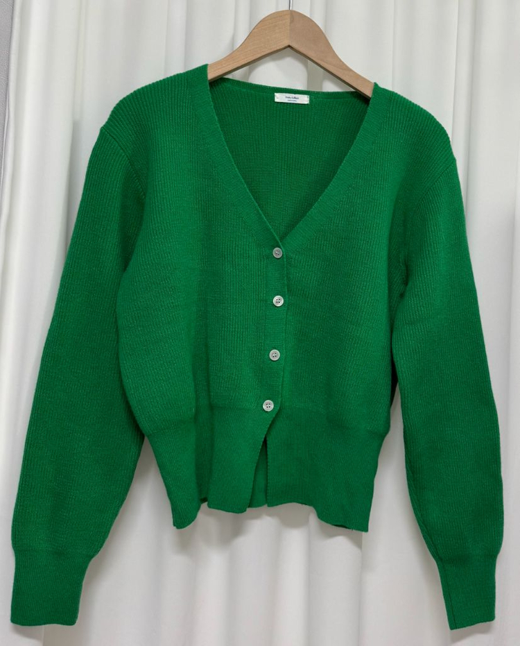 브이넥 그린 가디건 이미지