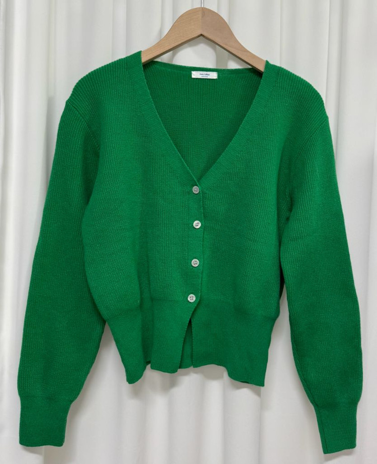 브이넥 그린 가디건 이미지