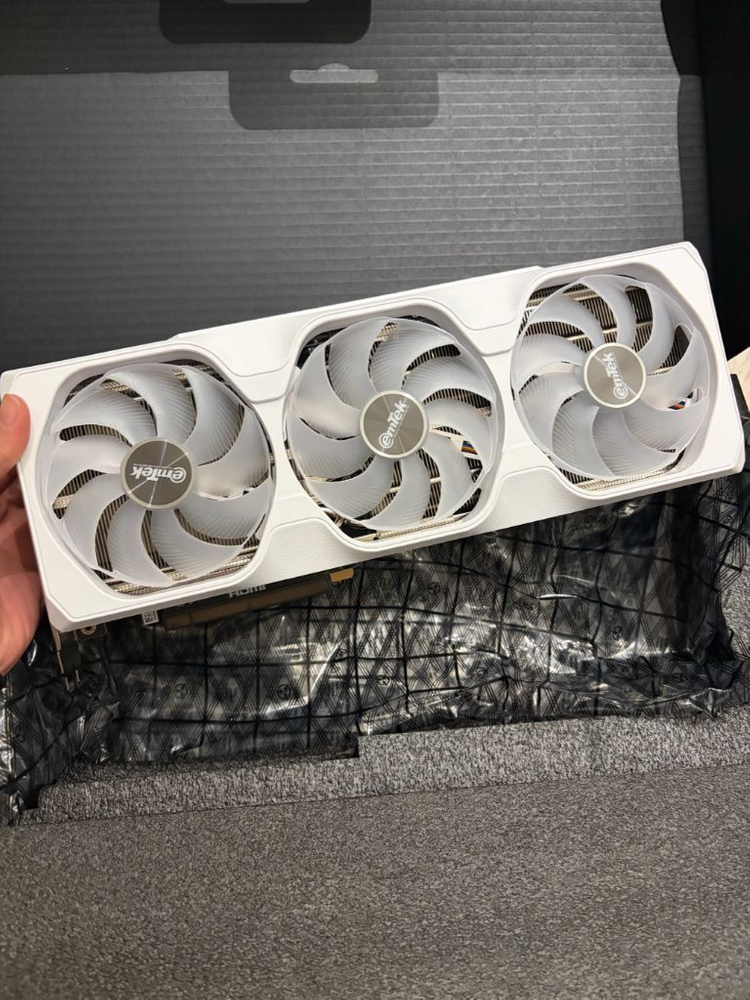 Emtek 이엠텍 RTX 5070Ti 미라클 화이트 이미지